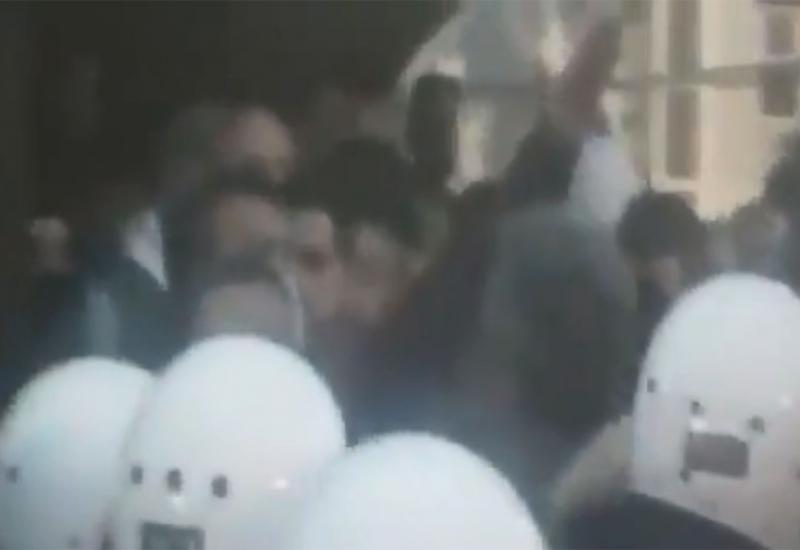 Objavljena snimka sukoba policije i demonstranata, uhićen savjetnik predsjednika