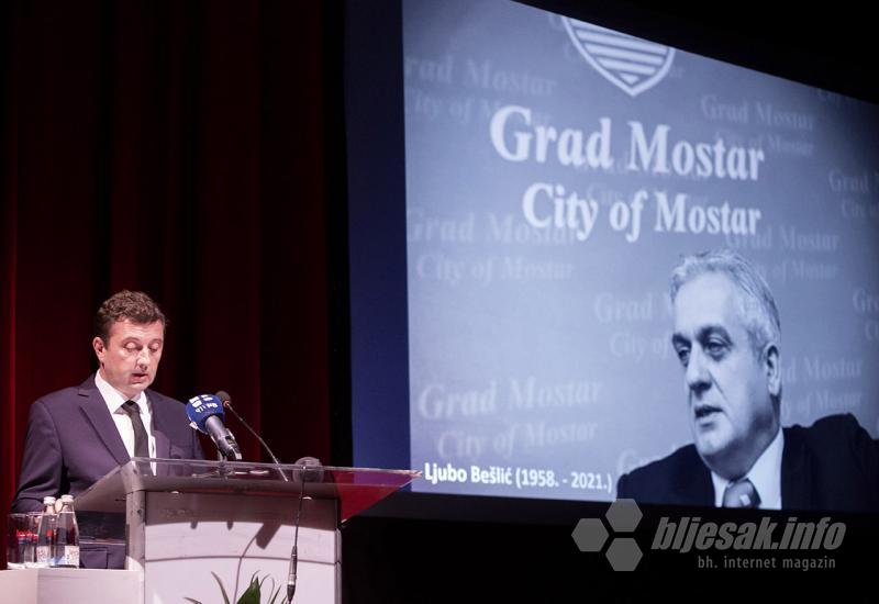 Oproštaj u Mostaru: Upis u Knjigu žalosti i komemoracija za Bešlića