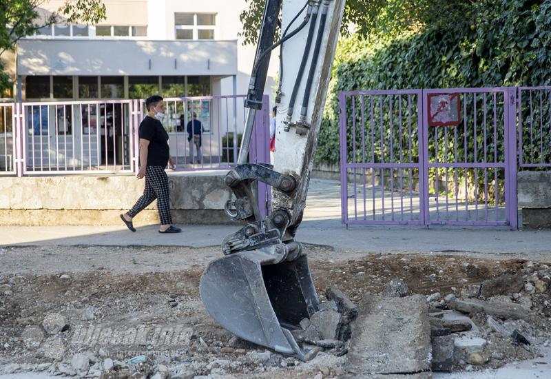 Mostar: Učenike dočekali radovi i neobilježeni pješački prijelazi