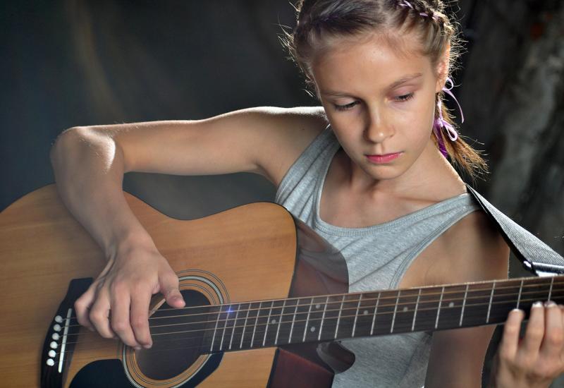 Naučite svirati gitaru - Naučite svirati gitaru; u tijeku je upis na tečaj