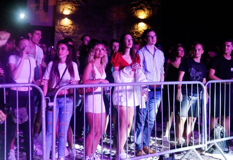 Nastup hip hop dvojca Who See - Ljeto u Mostaru nije završeno: Hip hop dvojac napunio Hamam