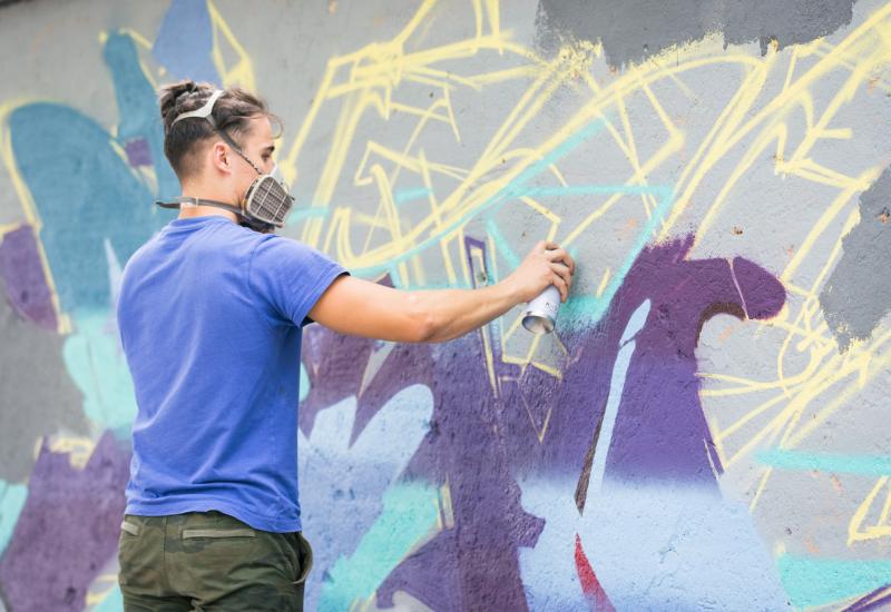 Graffiteri iz regije crtaju u Sjevernom logoru u Mostaru