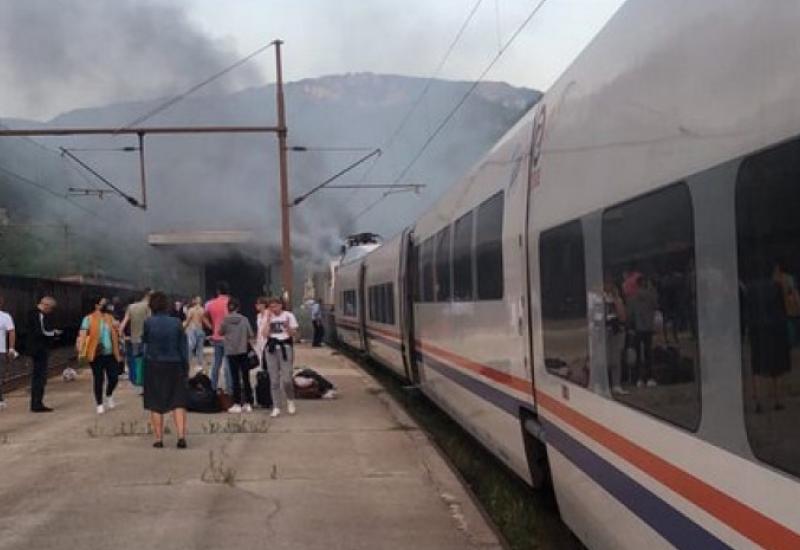 Požar na putničkom vlaku - Zapalio se putnički vlak u Konjicu