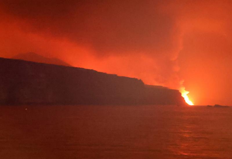Lava iz vulkana La Palma stigla do mora, obitelji evakuirane