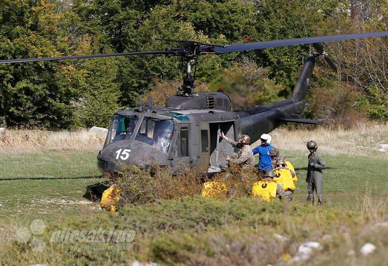 Vatrogasci se ukrcavaju u helikopter UH1 Oružanih snaga BiH - Pokaznom vježbom na Rujištu završen NICS Mostar 2021