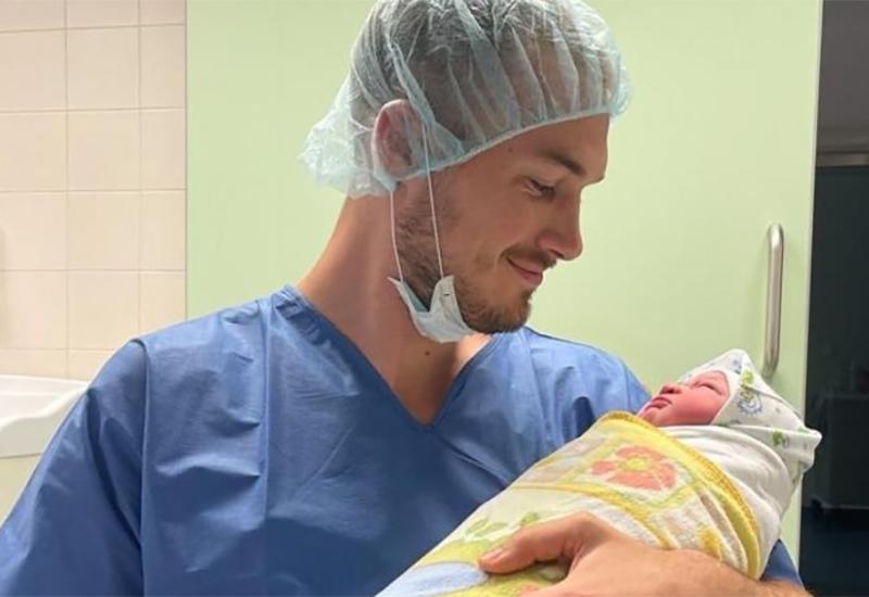 Toni Šunjić s novorođenom djevojčicom - Toni Šunjić postao otac - reprezentativci ga 