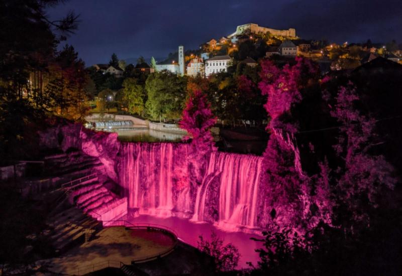 Bosna i Hercegovina obojena u ružičasto - Bosna i Hercegovina obojena u ružičasto, svijetli i Stari most 