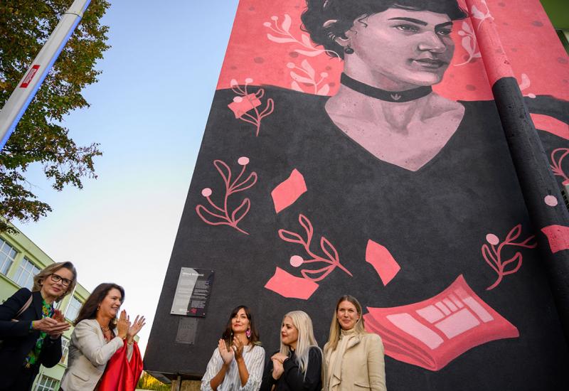 Otkriven mural Milene Mrazović, prve novinarke u BiH