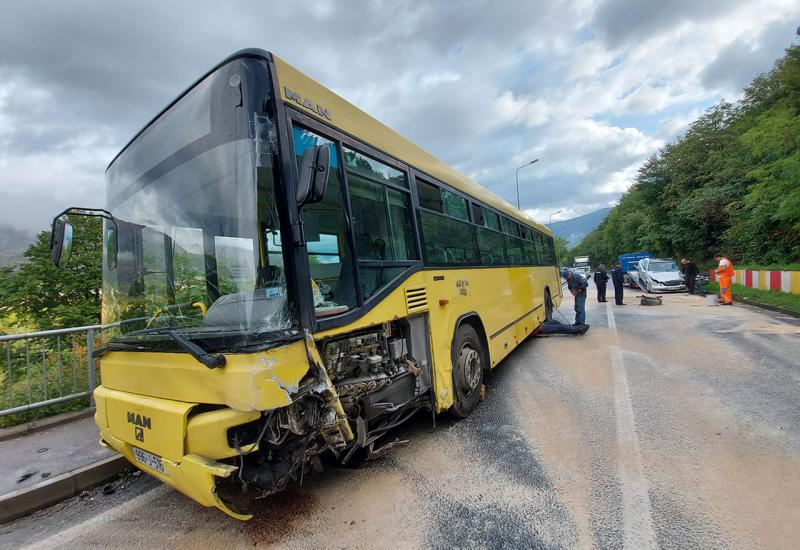 Mostar: Sudar Mercedesa i gradskog autobusa