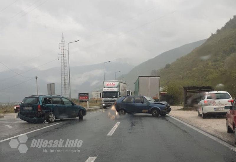 Sudar Golfa i Forda - Kilometarske kolone na M-17 kod Mostara zbog sudara Golfa i Forda