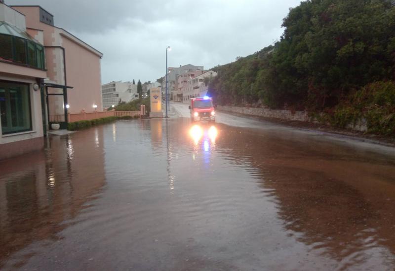 Kaotično u Neumu: Poplavljene ulice i garaže, na cestama odroni i pijesak