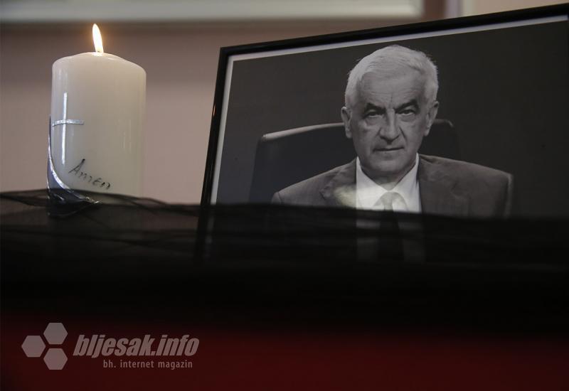 Prijatelji i kolege odali počast preminulom liječniku i ministru Vjekoslavu Mandiću