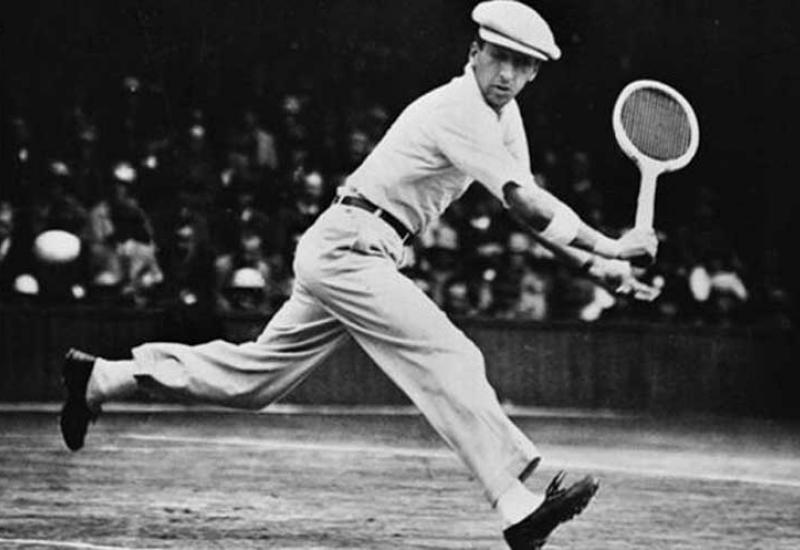 Lacoste je pripadao generaciji francuskih tenisača koje su zvali Četiri mušketira - René Lacoste, tenisač koji je lansirao slavni modni brand 