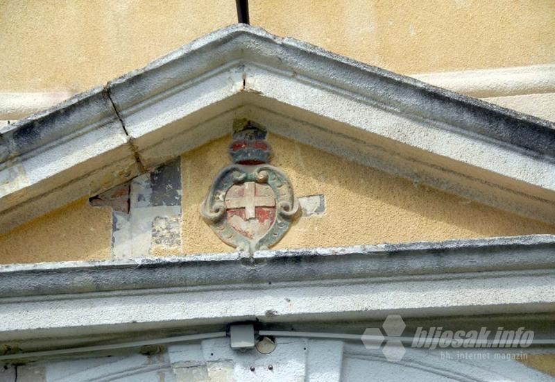 Grb Eugena Savojskog iznad ulaza u dvorac - Bilje/Darda: Od dvorca do dvorca kroz Kopački rit
