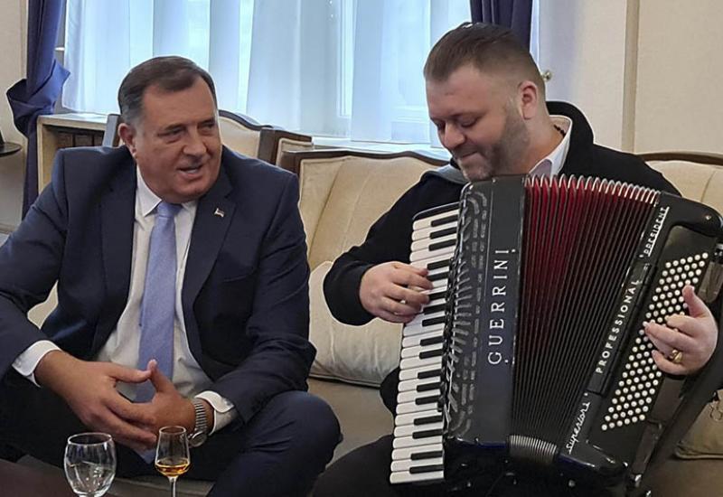 Dodiku Predsjedništvu BiH harmonikaš svirao  - Dodik u Predsjedništvu BiH harmonikaš svirao 