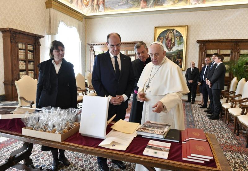 Papa Franjo dobio na poklon potpisan i uokviren dres Lionela Messija