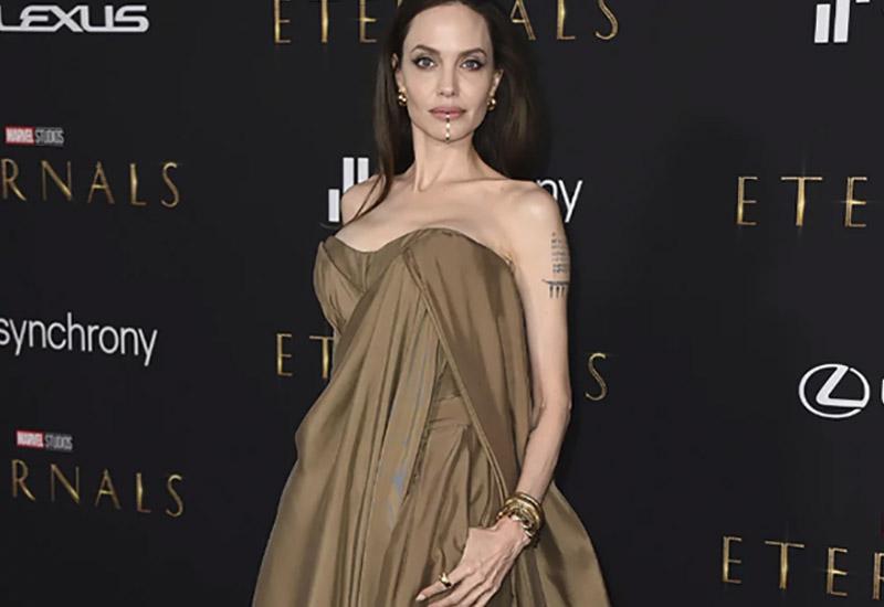 Uvijek posebna Angelina Jolie - Uvijek posebna: Angelina Jolie s nakitom na usni i bradi 