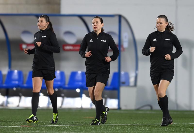 Kateryna Monzul (u sredini) nedvno je sudila kvalifikacijsku utakmicu Engleska - Andora  - Dinamu će prvi put u Europskoj ligi suditi žena