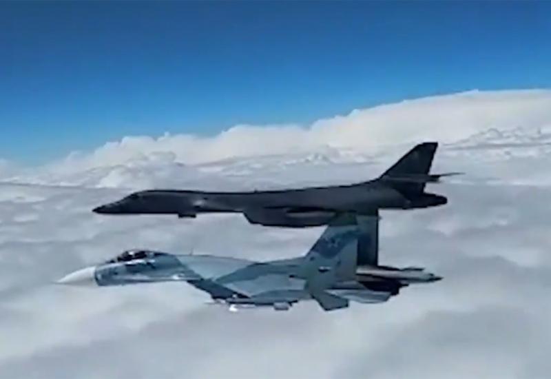 Ruski avion u pratnji američkog bombardera - Europske države zatvaraju zračni prostor za ruske avione