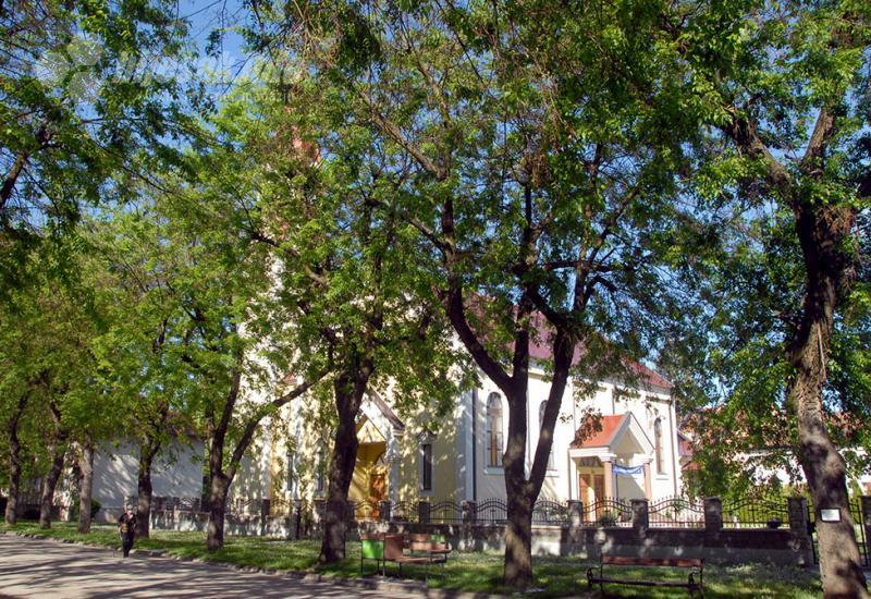 Katolička crkva se sakrila iza košćela - Modriča: U pohode zaboravljenom gradu Doboru