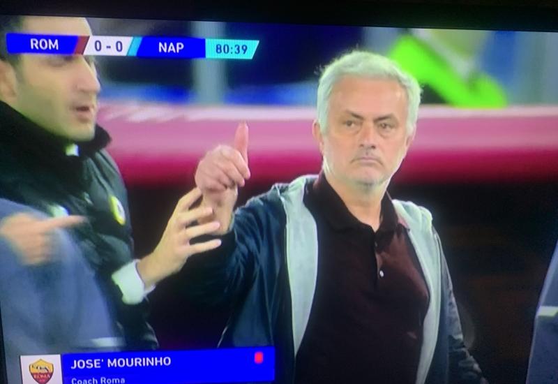 Jose Mourinho navikao je na crvene kartone - Roma zaustavila savršeni niz Napolija, oba trenera isključena!
