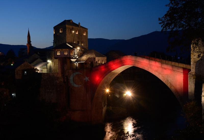Zastava Turske na Starom mostu u Mostaru povodom Dana Republike - Zastava Turske na Starom mostu u Mostaru 