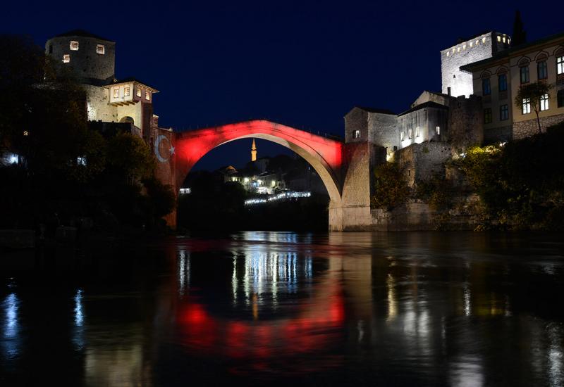 Zastava Turske na Starom mostu u Mostaru 