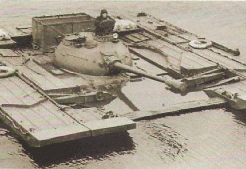 Masa PST-U-a je iznosila oko 10 tona, a kretanje na vodi odvijalo se putem prijenosa sile s vodećih tenkovskih kotača na dvije brodske elise. - Tenkovi s podvodnim krilima: Originalni sovjetski dizajn