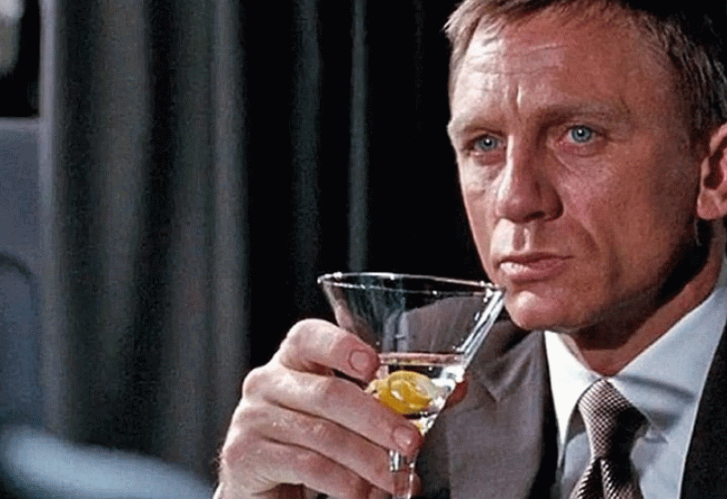 Bond također riskira dehidraciju, toplinski ili sunčani udar, - Kako je James Bond proputovao cijeli svijet, a da nije pokupio prehladu niti spolnu bolest?