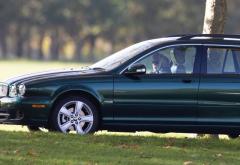 Kraljica Elizabeta snimljena za volanom svog omiljenog Jaguara