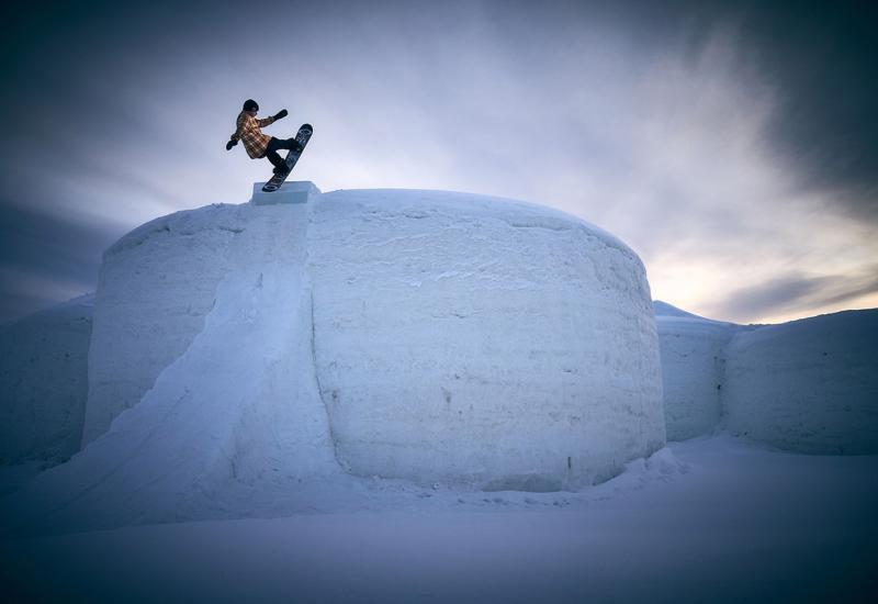 Kakve akrobacije: Snowboard avantura u snježnom dvorcu