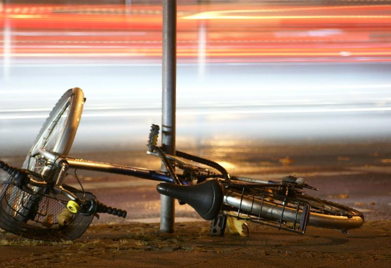 Biciklom udarila u stup ulične rasvjete i poginula