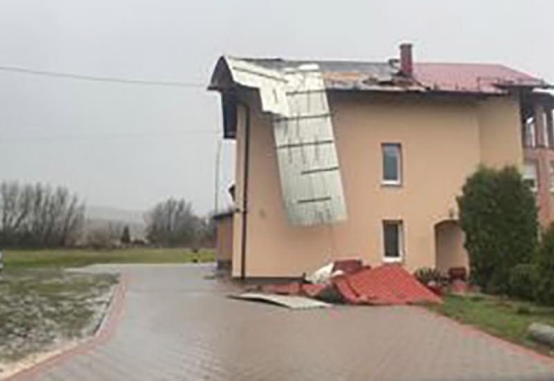 Vjetar napravio kaos u Kupresu - Vjetar napravio kaos: Kuće bez krovova i polomljena stabla na Kupresu