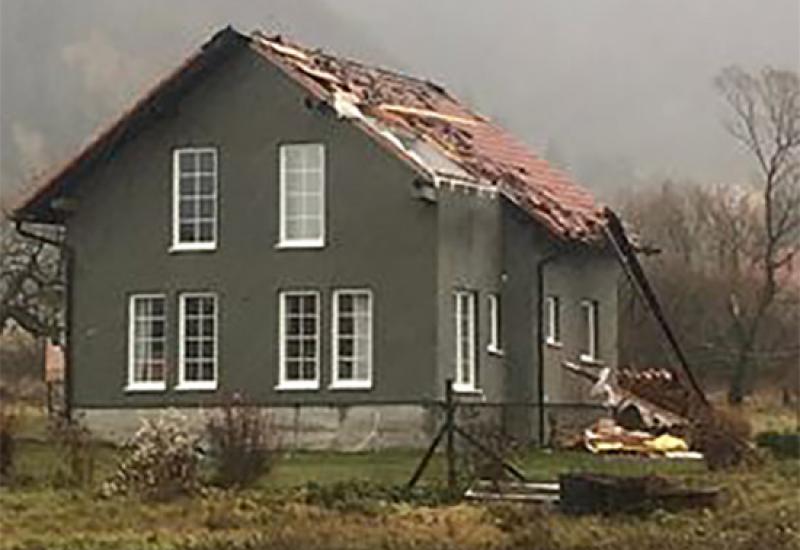 Vjetar napravio kaos u Kupresu - Vjetar napravio kaos: Kuće bez krovova i polomljena stabla na Kupresu
