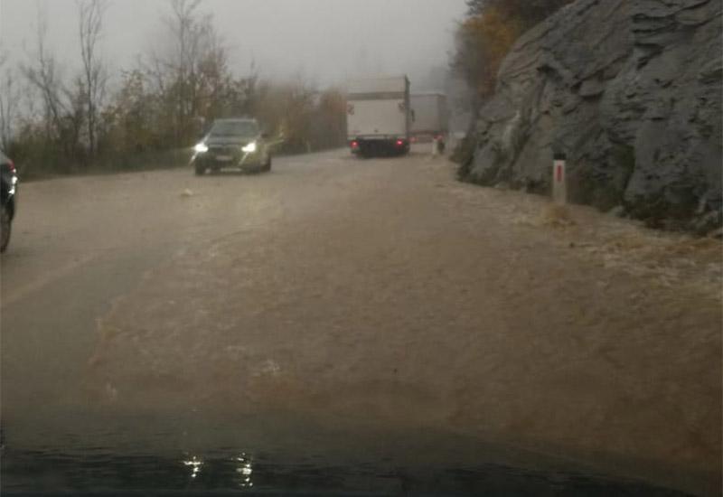 Jablanica: M17 pod vodom, vozači na mukama