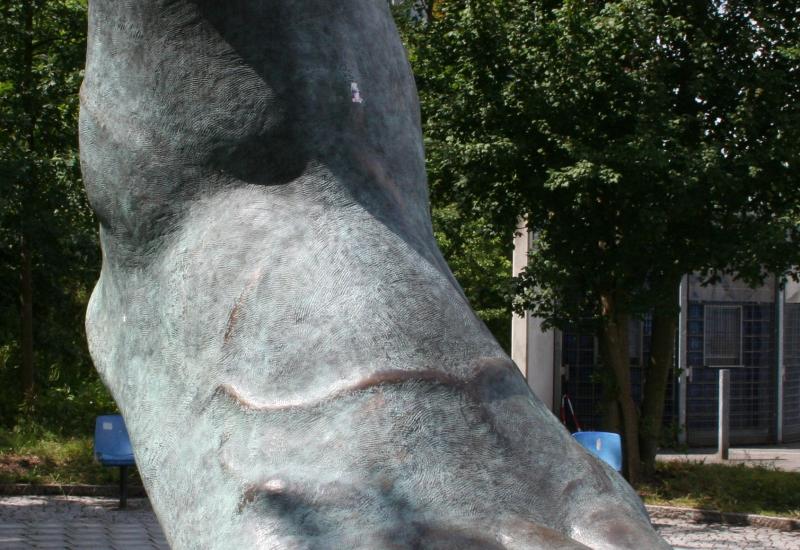 Spomenik desnoj nozi Uwe Seelera, ispred Volksparkstadiona - Nogometni gospodin starog kova i rođeni golgeter