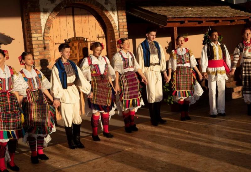 Mostar domaćin Druge revije tradicijskog ruha  - Mostar domaćin Druge revije tradicijskog ruha 