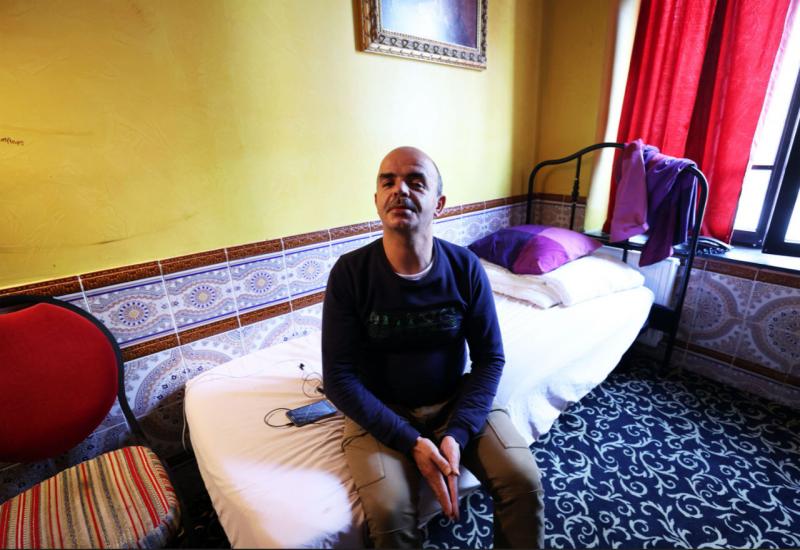 Marokanski biznismen beskućnicima otvorio vrata svog hotela i dijeli hranu