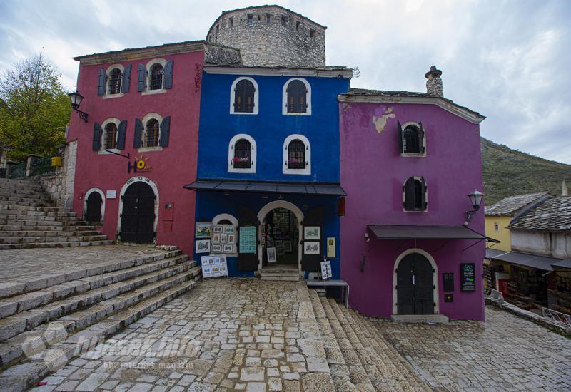 Šarene boje Starog grada - Šarenilo u starom gradu razbija jesensko sivilo u gradu na Neretvi