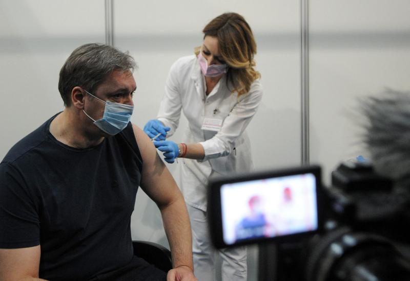 Vučić u živom tv prijenosu primio treću dozu cjepiva