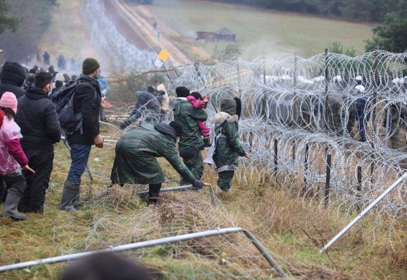 Skupine migranata probile ogradu na granici iz Bjelorusije u Poljsku