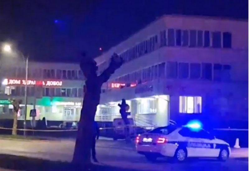 Policija ispred DZ Doboj - Talačka kriza u Doboju: Muškarac s bombom zauzeo Dom zdravlja