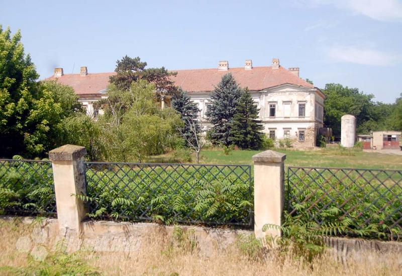 Dvorac Karačonji - Novo Miloševo, rodno selo tajnog agenta 007