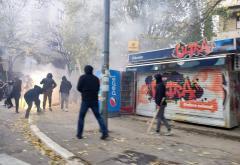 Palicama i bakljama: Masovni sukob navijača u Mostaru