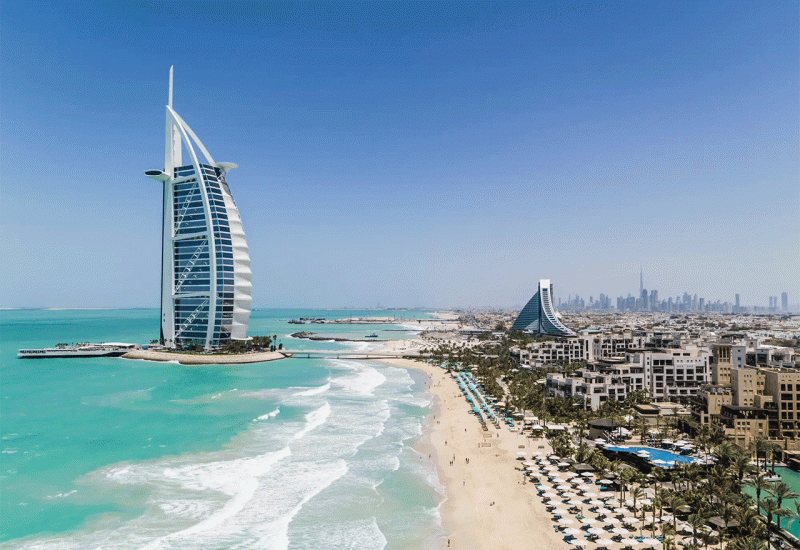 Među prvim turističkim projektima bila je izgradnja luksuznog kompleksa Medina Jumeira, hotela Burj Al Arab  - Dubai - mjesto gdje moderno preuzima primat