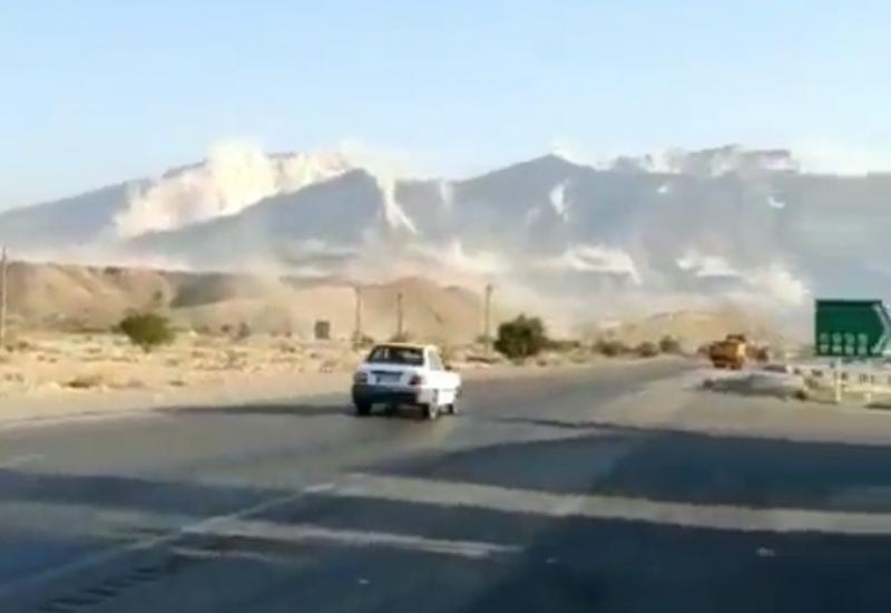 Prašina s planina koje se urušavaju tijekom potresa - Snažan potres pogodio Iran - Poginule dvije, ozlijeđeno 17 osoba