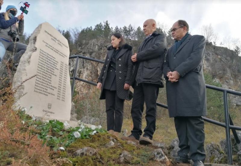 Otkriveno spomen-obilježje Kazani - Otkriveno spomen-obilježje Kazani, posvećeno za 17 građana Sarajeva ubijenih 1992. i 1993. godine