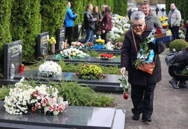 Položene ruže na grobove branitelja u Vukovaru