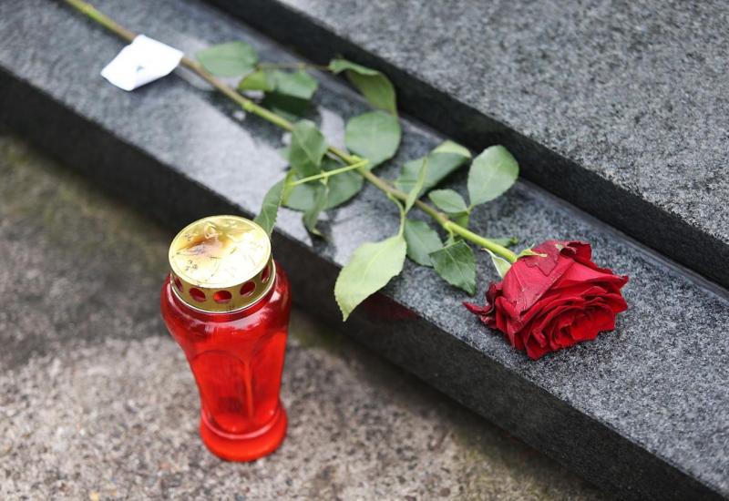 Položene ruže na grobove branitelja u Vukovaru - Položene ruže na grobove branitelja u Vukovaru