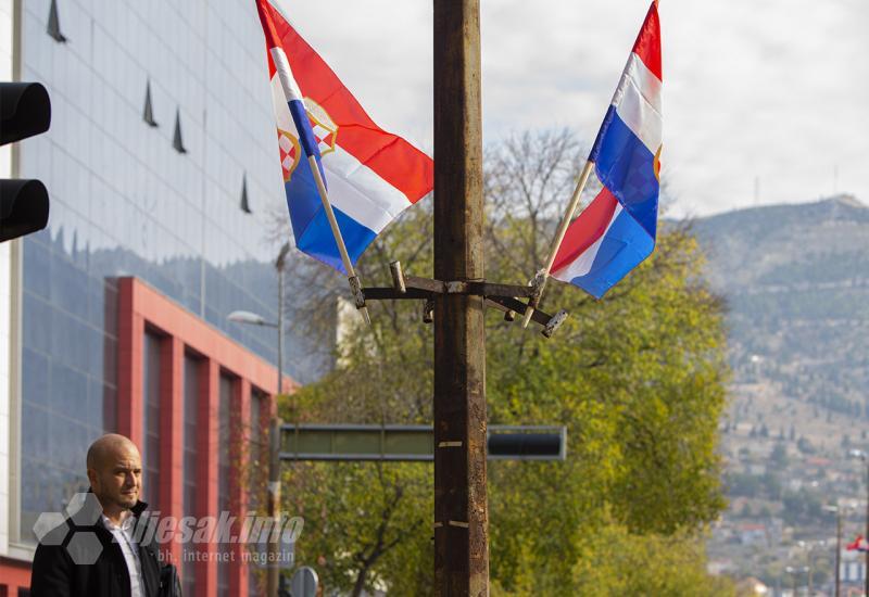 Zastave Herceg-Bosne zavijorile u Mostaru